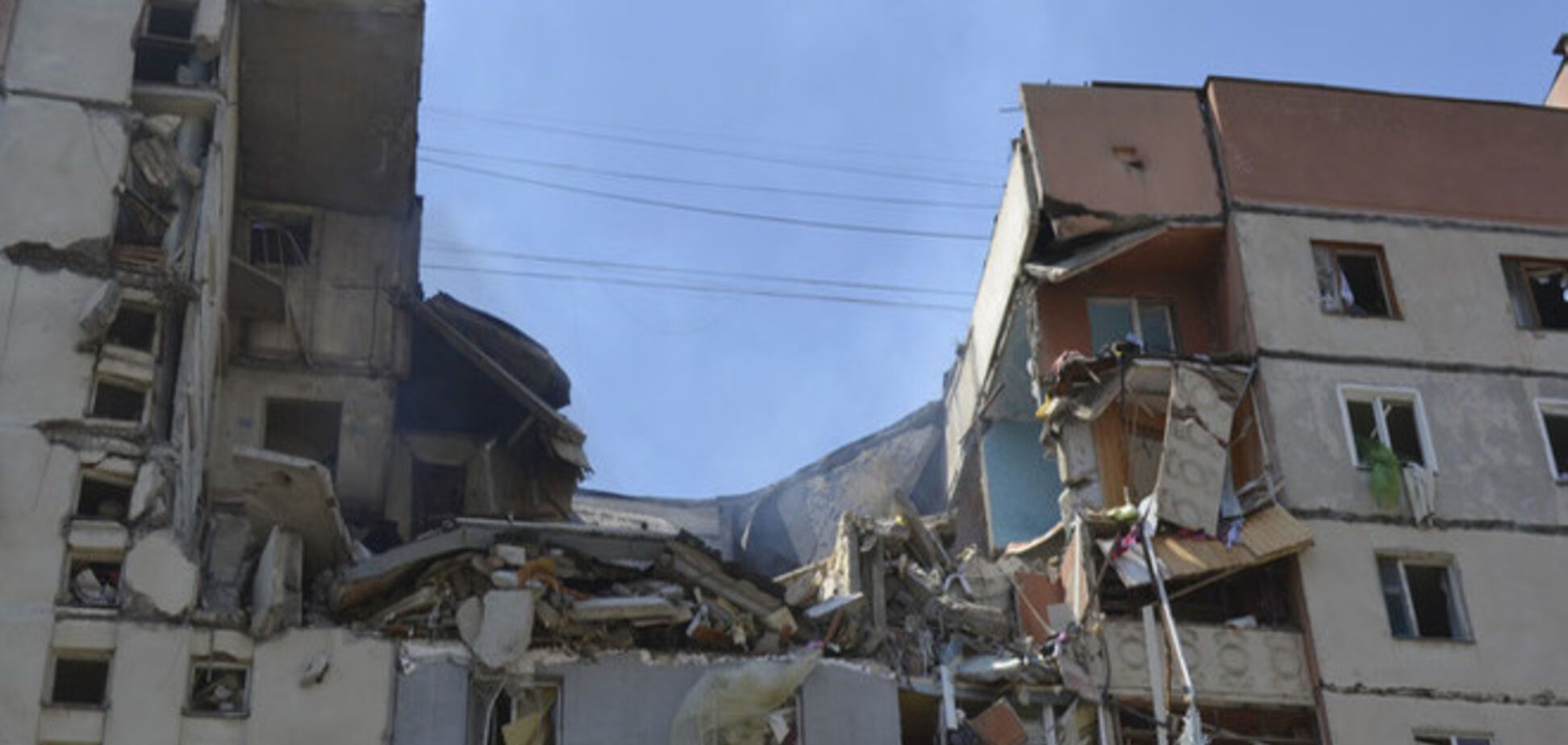 Спасатели нашли живого человека под завалами взорвавшейся многоэтажки в Николаеве