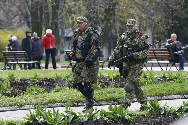 Беспредел террористов: в Луганске прямо на улице боевики отбирают авто у граждан