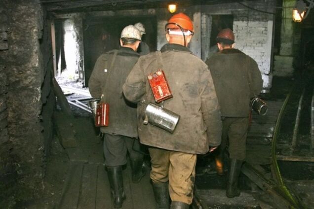 В Енакиево 15 часов борются с пожаром на шахте