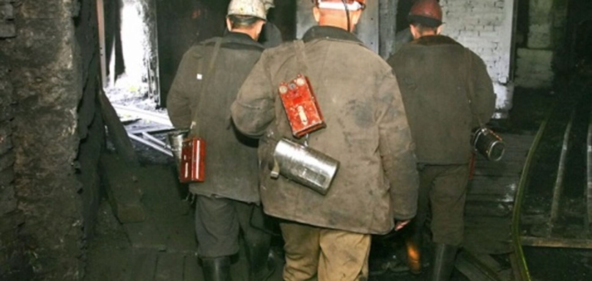 В Енакиево 15 часов борются с пожаром на шахте