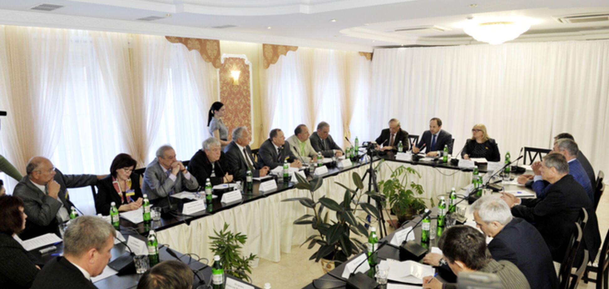 По инициативе Тигипко проходит конференция по урегулированию кризиса 'Мир и гражданское согласие в Украине'