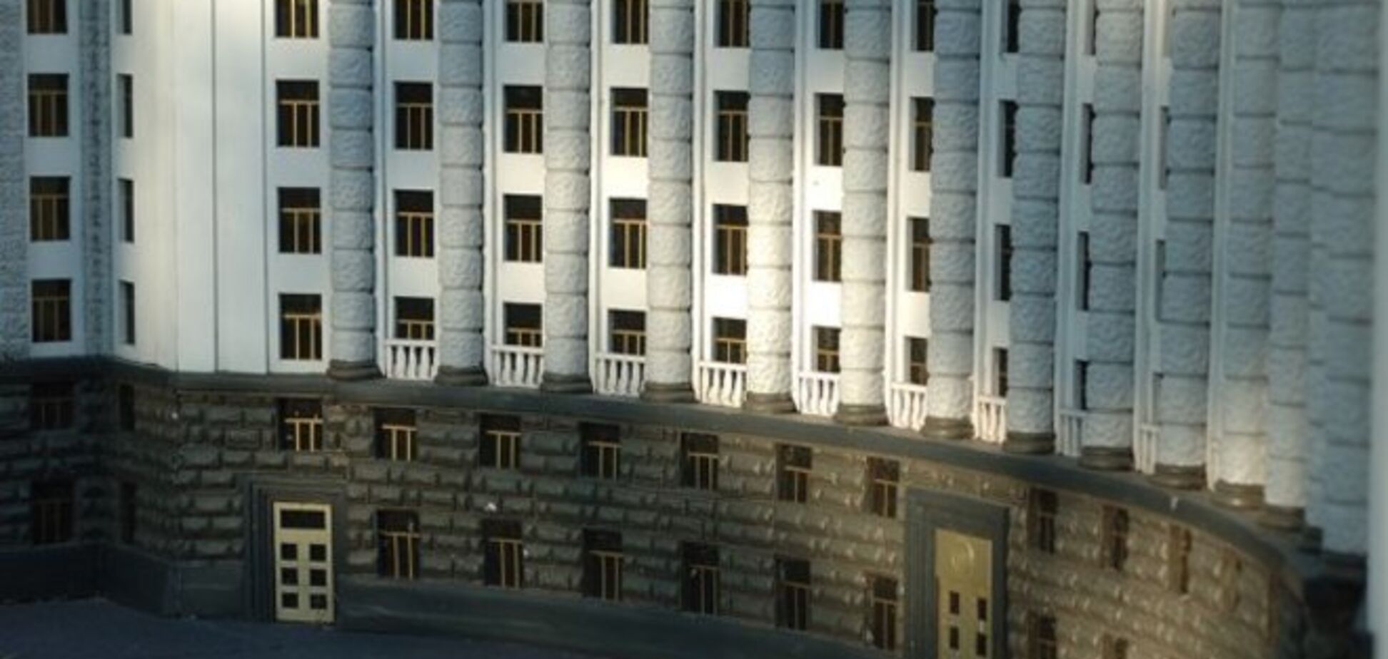 Кабмин пустит с молотка 70 авто