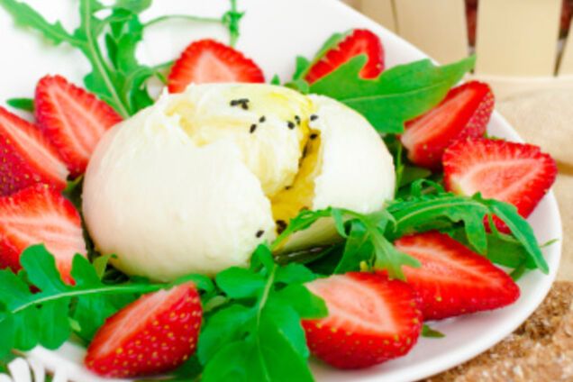 Wellness-кухня. Салат из моцареллы с клубникой и рукколой