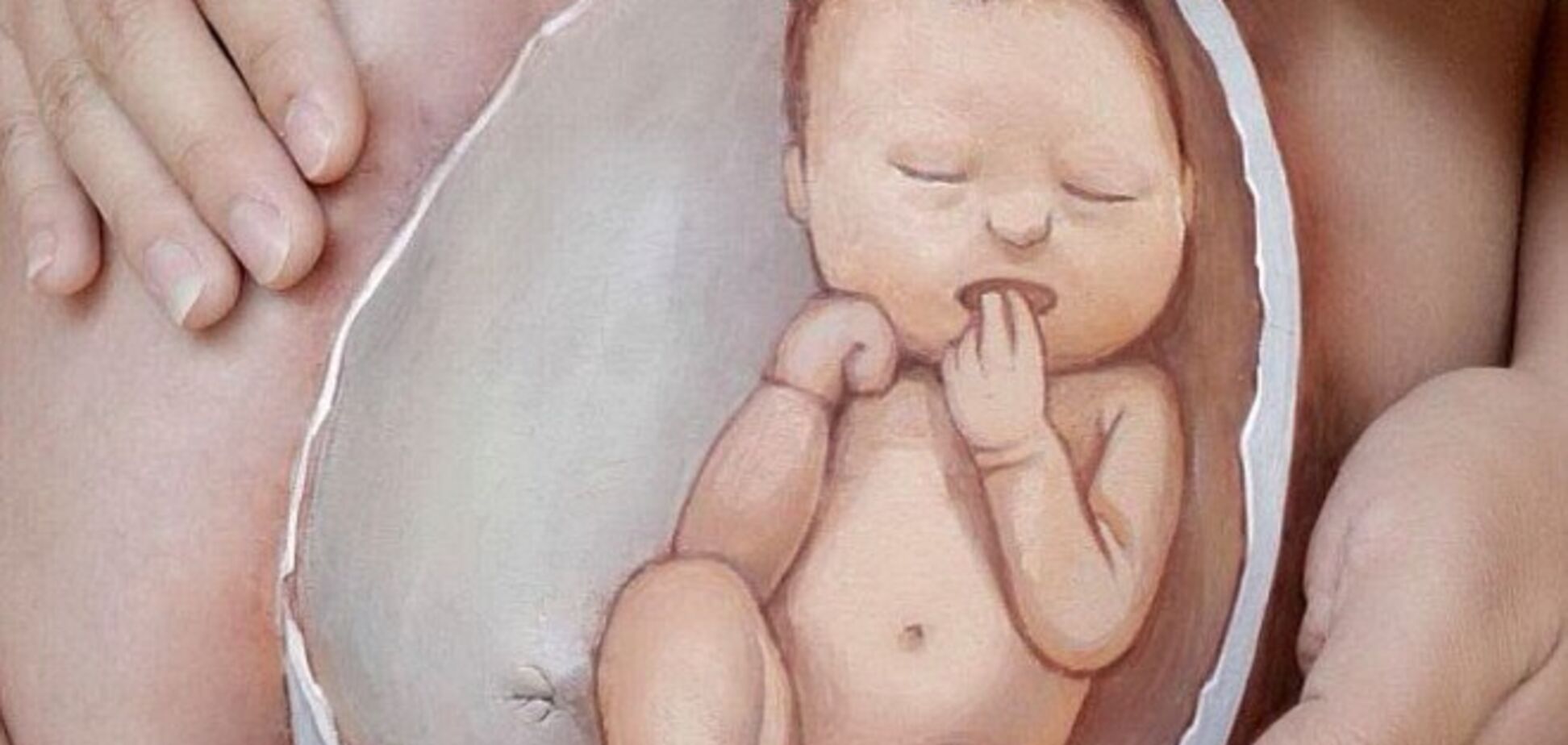 Будущая мама рисует на животе восхитительные картины с участием своего малыша