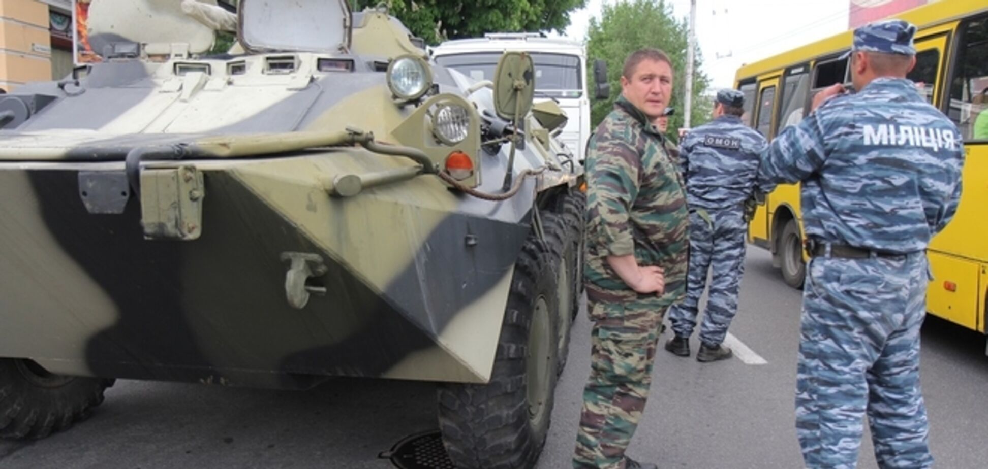 В центр Симферополя вошла военная техника. Фотофакт