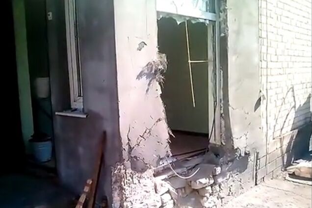 В Славянске в жилой дом попал снаряд. Видеофакт