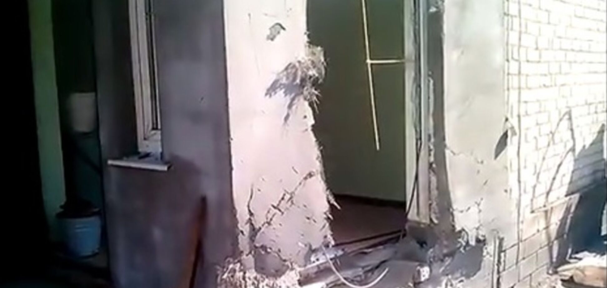 В Славянске в жилой дом попал снаряд. Видеофакт