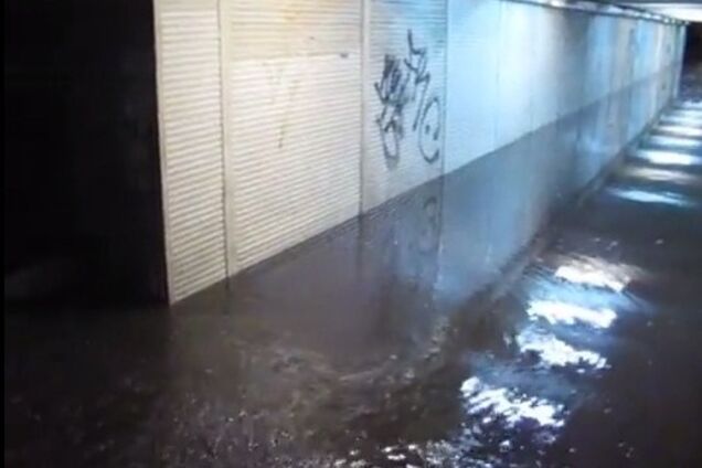 Позняки в Киеве из-за грозы затопило. Видеофакт