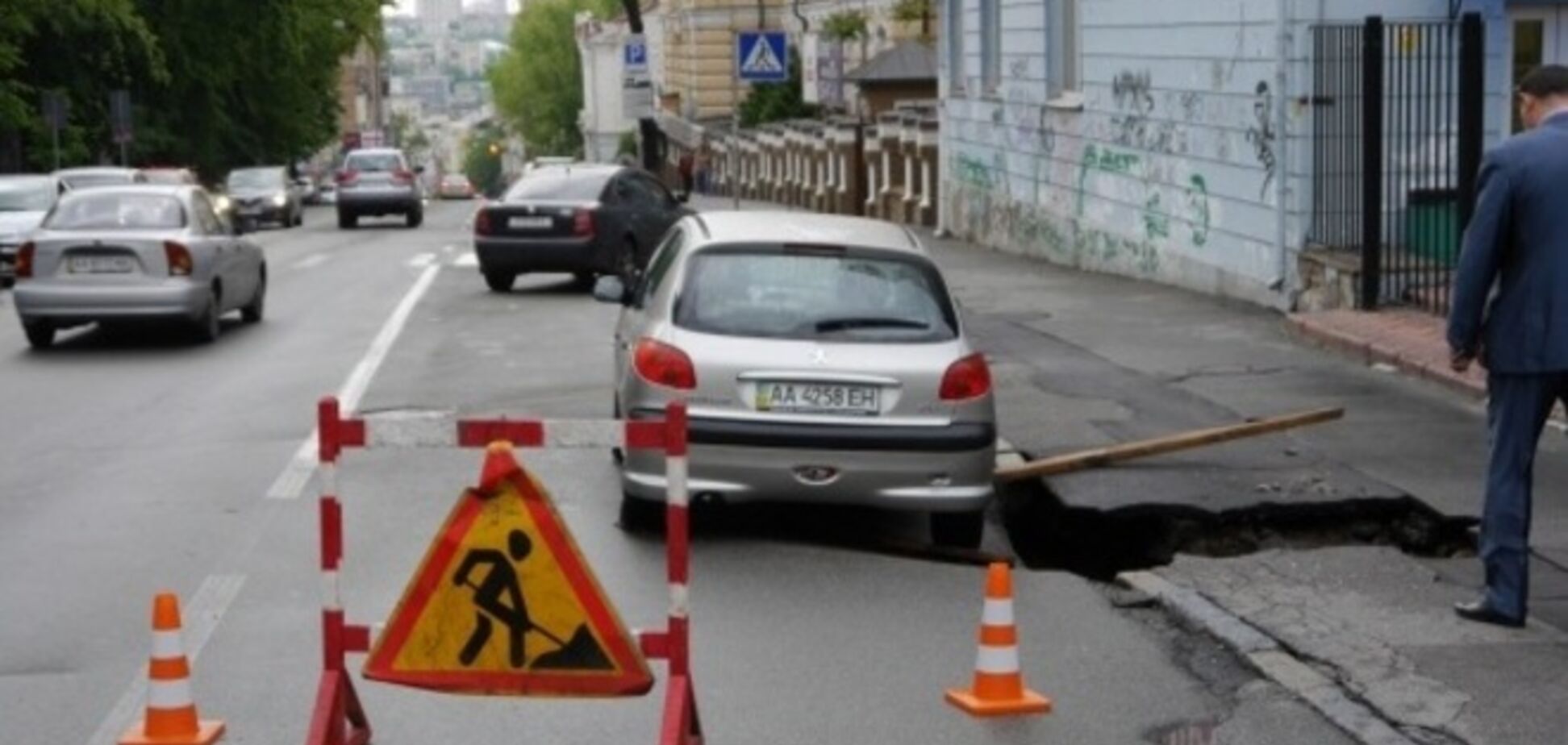 После грозы в Киеве опасно ездить: проваливается асфальт