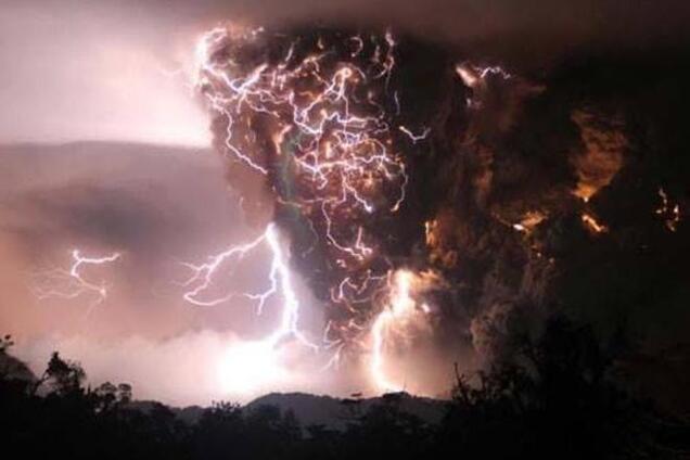 Киевляне в соцсетях делятся фотографиями фантастической ночной грозы в столице