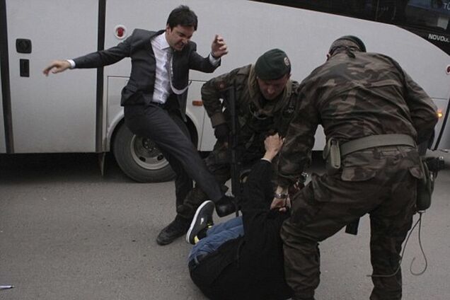 Помощник премьера Турции избил ногами скорбящего. Фотофакт