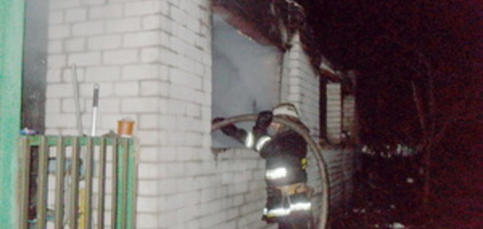Из-за удара молнии в Киеве загорелся дом, погиб мужчина