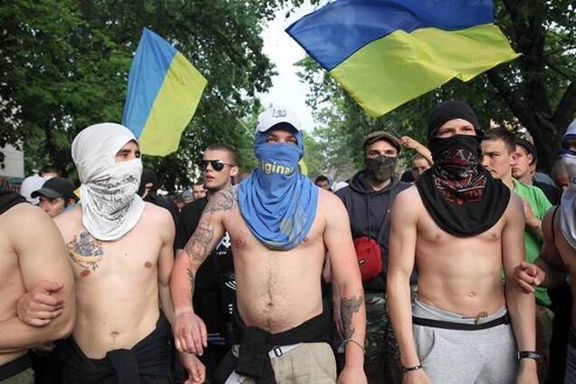 Как ультрас 'Динамо', 'Шахтера' и 'Ворсклы' провели в Полтаве марш единства