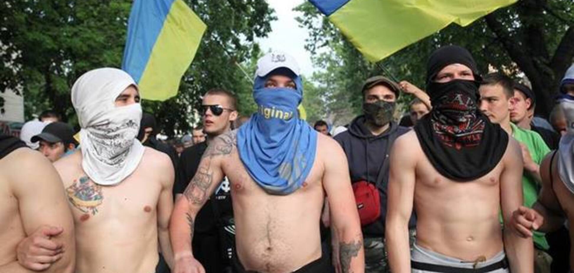 Как ультрас 'Динамо', 'Шахтера' и 'Ворсклы' провели в Полтаве марш единства