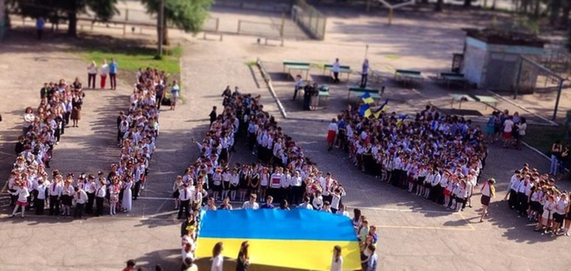 Запорожские школьники показали, как любят Украину. Фотофакт