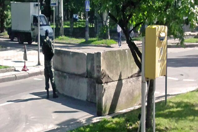 В центре Донецка пособники террористов поставили первый блокпост. Фотофакт