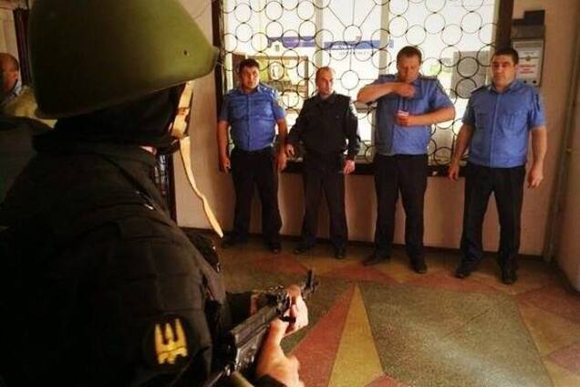 Батальон 'Донбасс' освободил от милиционеров-предателей РОВД на Донетчине
