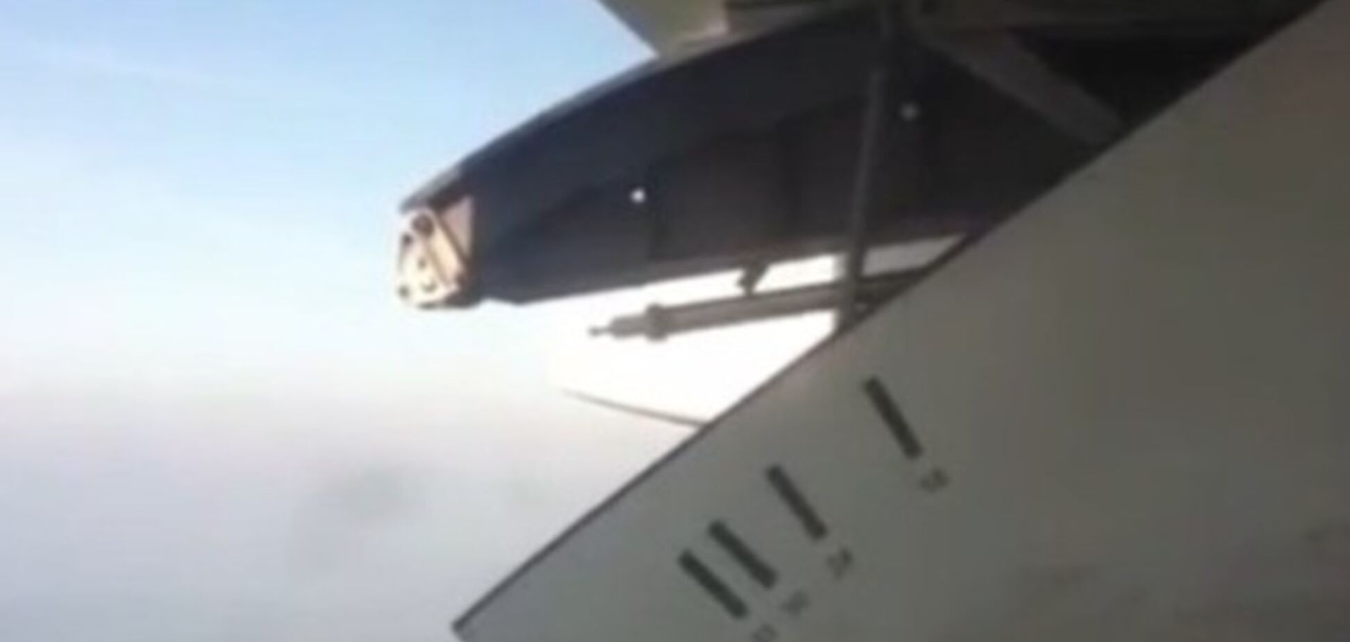 В Лондоне у пассажирского самолета после взлета оторвалась часть крыла. Видеофакт