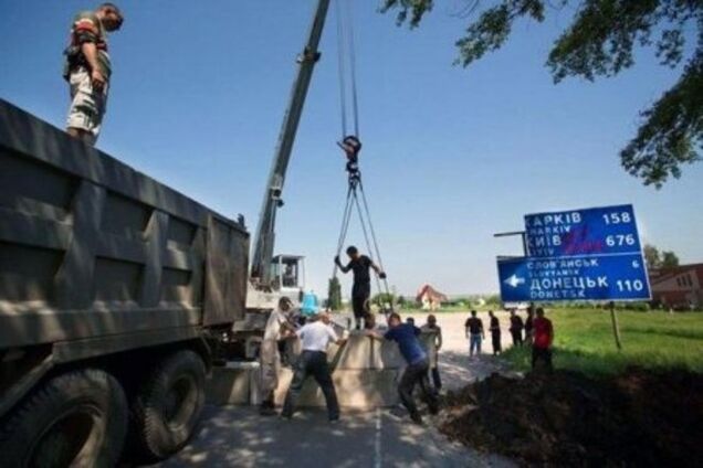 Террористы установили мощный блокпост на трассе между Славянском и Харьковом