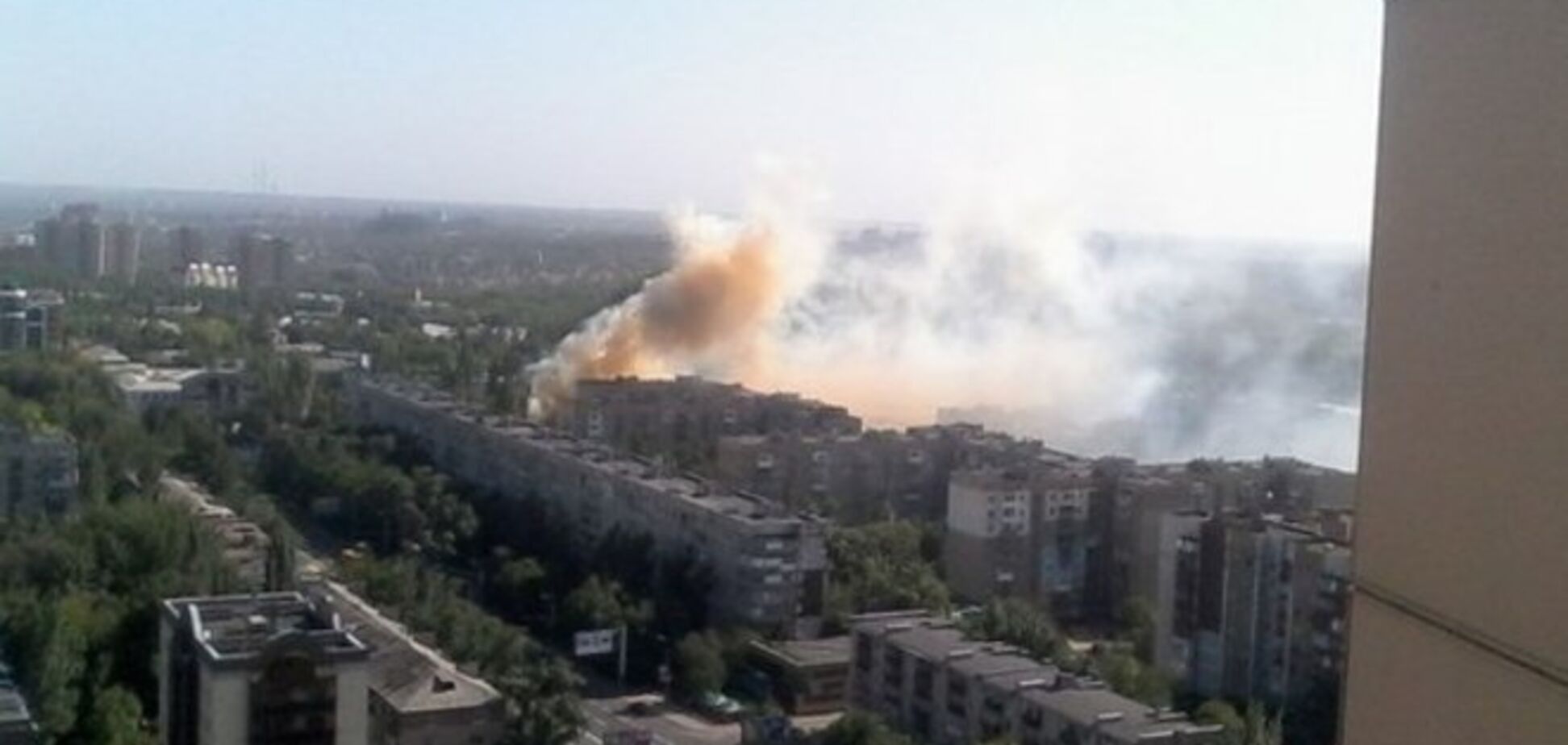 Жители Донецка приняли пожар в нежилом здании за штурм воинской части
