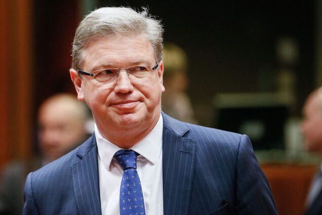 Фюле призвал Украину провести выборы на должном уровне