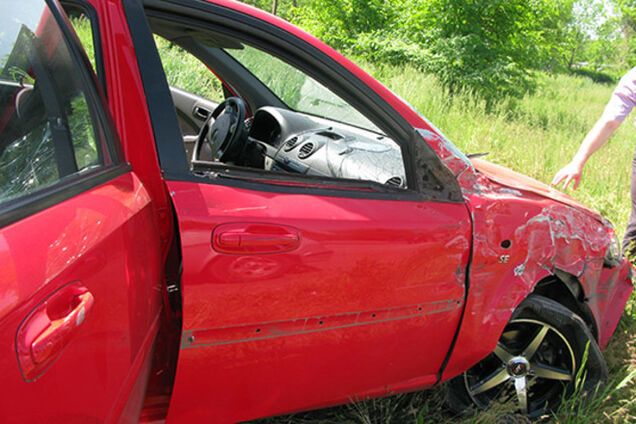 В Луганске террористы расстреляли авто: водитель погиб, пострадали пешеходы