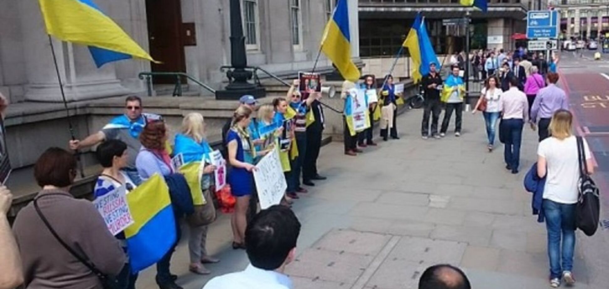 Украинцы в Лондоне устроили 'коридор позора' для желающих инвестировать в Россию