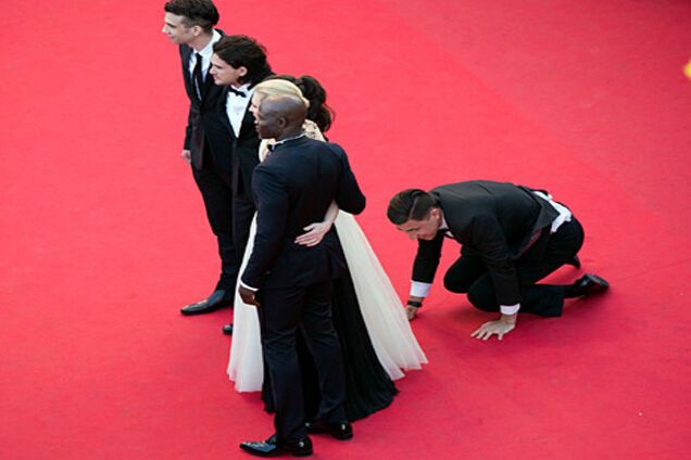 Cкандал на Каннском фестивале: украинский журналист залез под платье актрисе Феррере