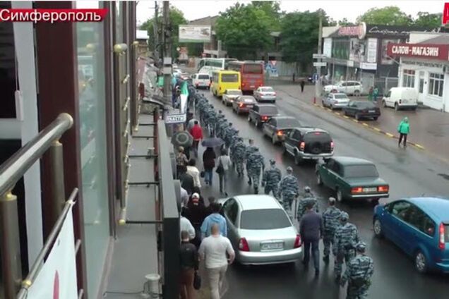 Центр Симферополя оцеплен ОМОНом, над городом кружат военные вертолеты