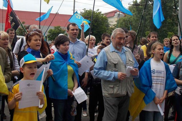 В Киеве пикетировали посольство РФ в знак солидарности с крымскими татарами