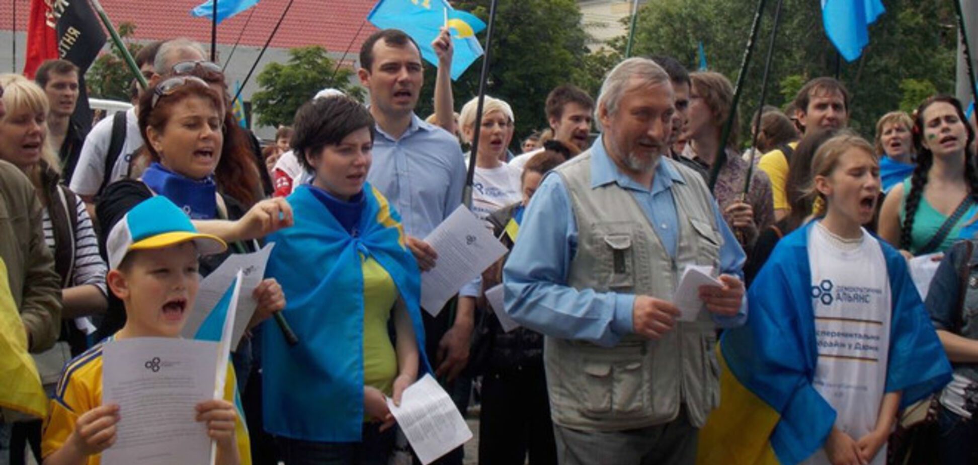 В Киеве пикетировали посольство РФ в знак солидарности с крымскими татарами