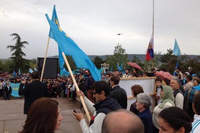 В Крыму прямо над митингом крымских татар кружат военные вертолеты. Фотофакт