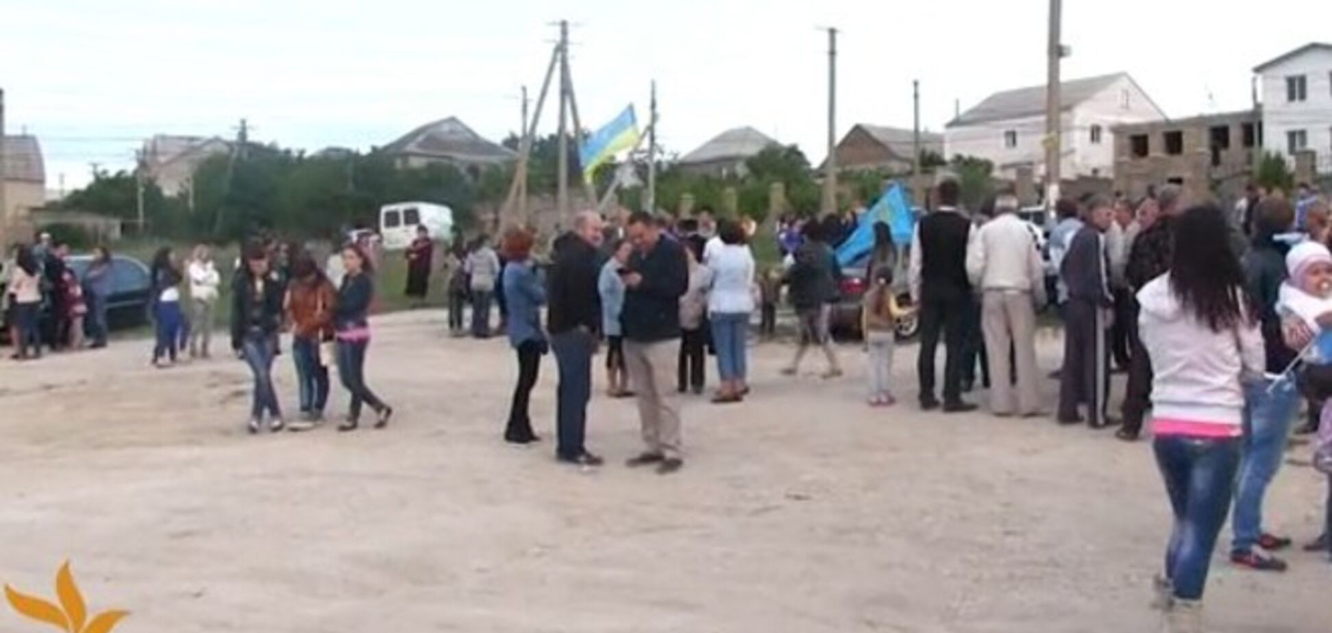 На митинге в Крыму полицейским так и не удалось отобрать у мужчины флаг Украины 