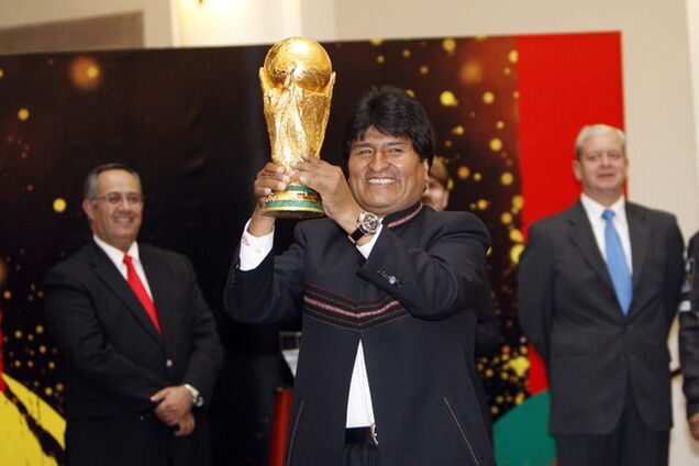 Президент Боливии Моралес подписал контракт с футбольным клубом