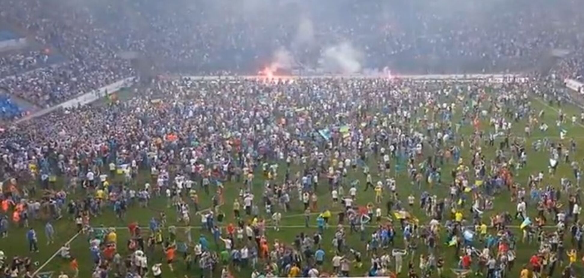 В Днепропетровске футбольные фанаты массово исполнили гимн Украины и 'Воины света'