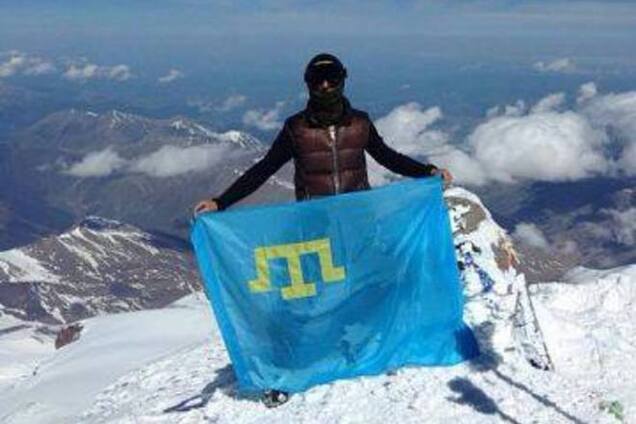 Крымскотатарский флаг установили на Эльбрусе. Фотофакт