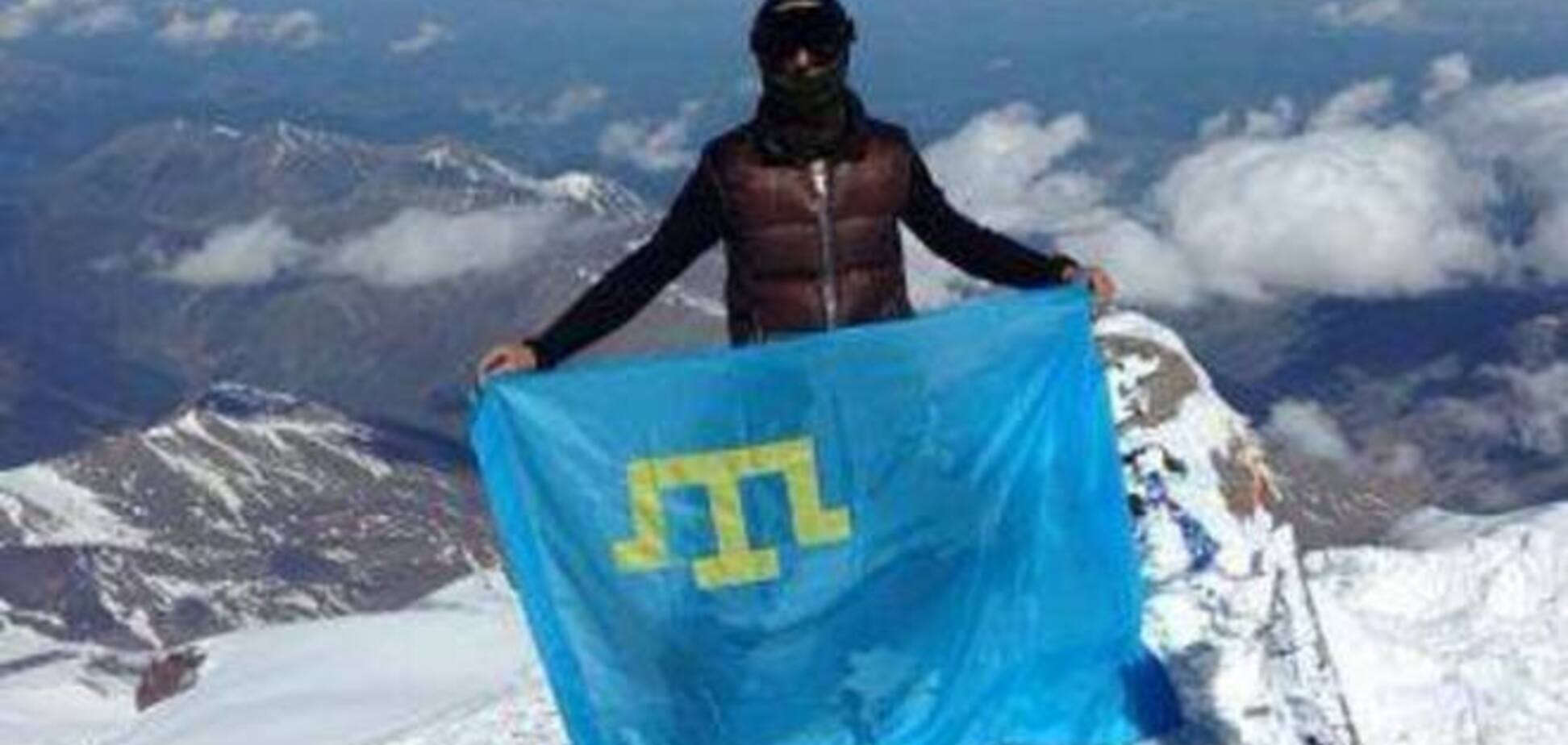 Крымскотатарский флаг установили на Эльбрусе. Фотофакт