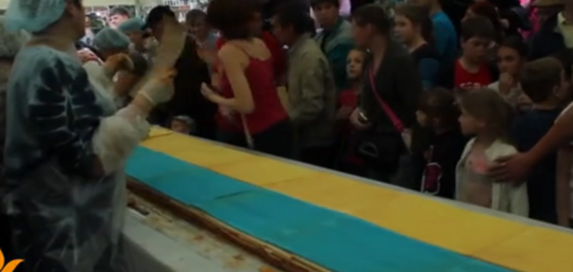 Киевляне изготовили 22-метровый торт в цветах флага Украины 