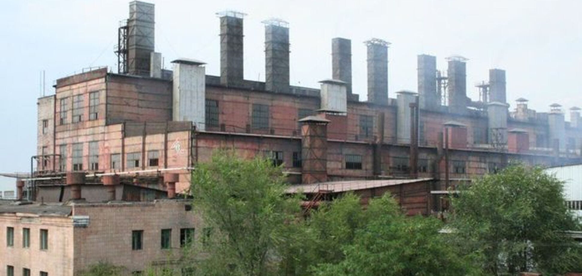Обесточенный террористами Стахановский завод ферросплавов частично возобновил работу