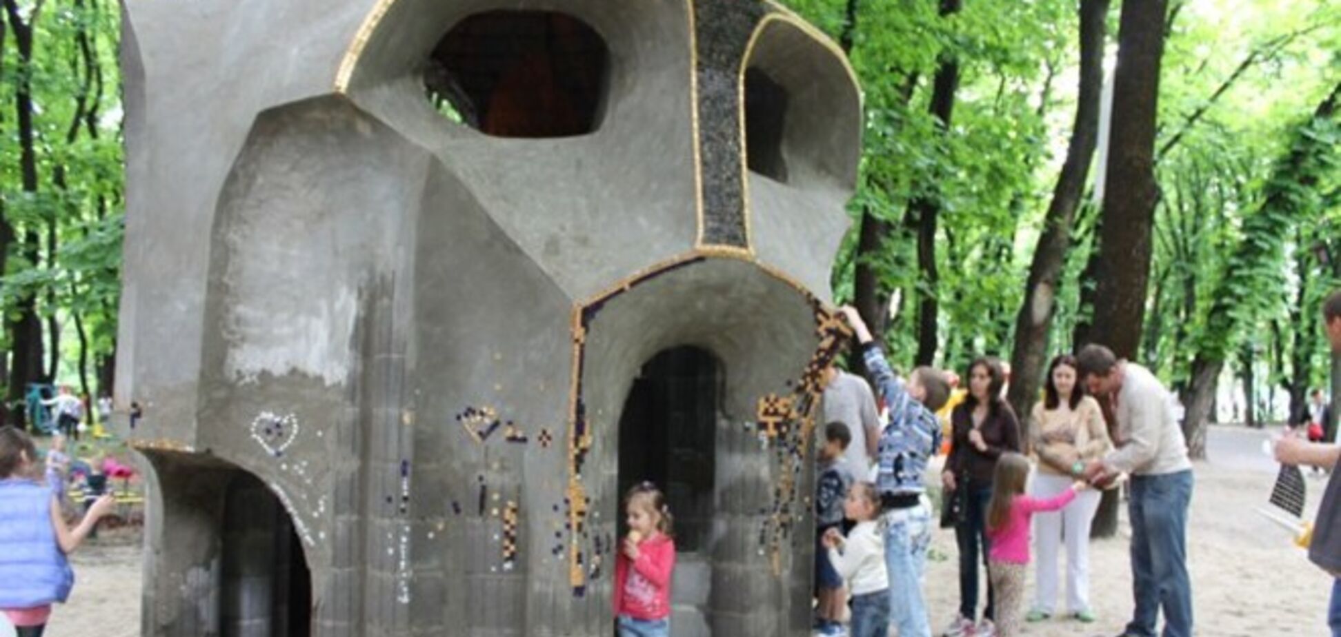 В парке имени Пушкина появилась уникальная сказочная скульптура и детская площадка