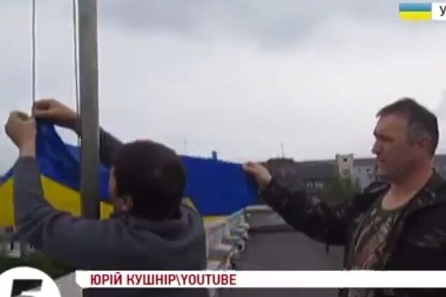 Над горсоветом Алчевска снова подняли флаг Украины