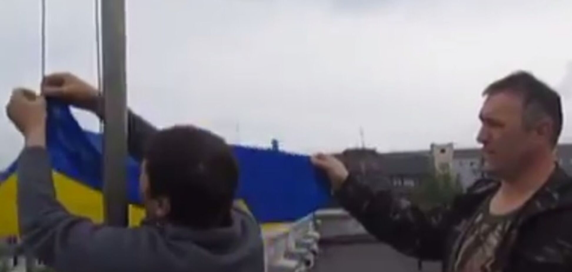 Над горсоветом Алчевска снова подняли флаг Украины
