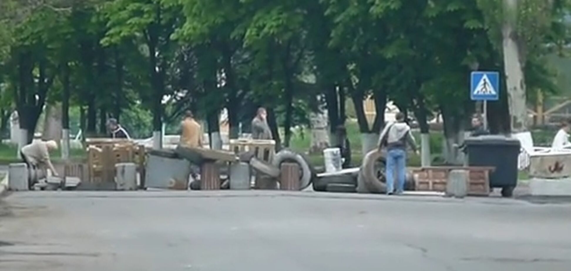 Сторонники террористов в Славянске возводят баррикады