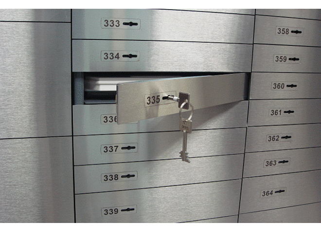 Украинцы активно несут ценности в банковские хранилища