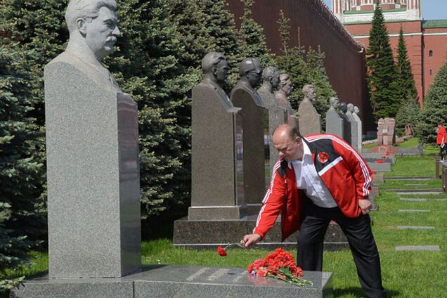 Блогеры возмущены: Зюганов щеголял в куртке Adidas при возложении цветов Сталину