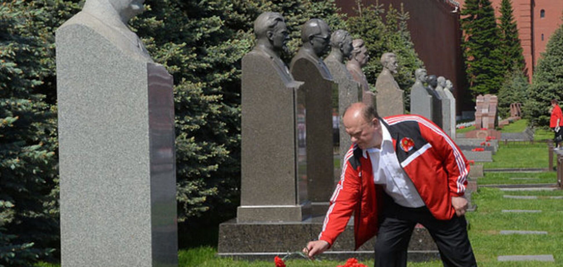 Блогеры возмущены: Зюганов щеголял в куртке Adidas при возложении цветов Сталину