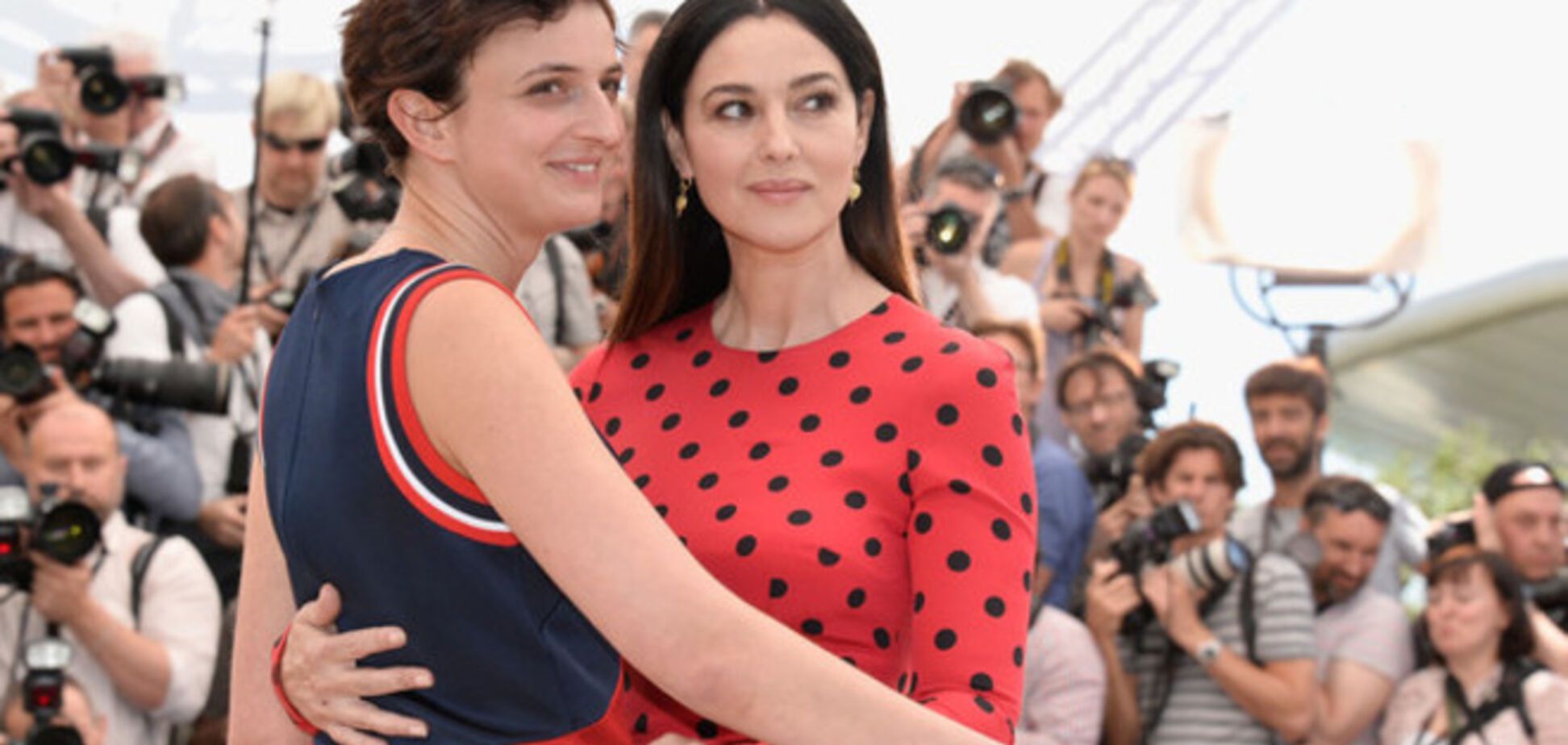 Моника Беллуччи в Каннах: красное платье в горох и невозмутимый взгляд