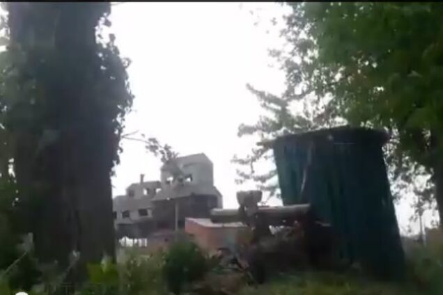 В сети появилось видео обстрела террористами блокпоста с украинскими военными