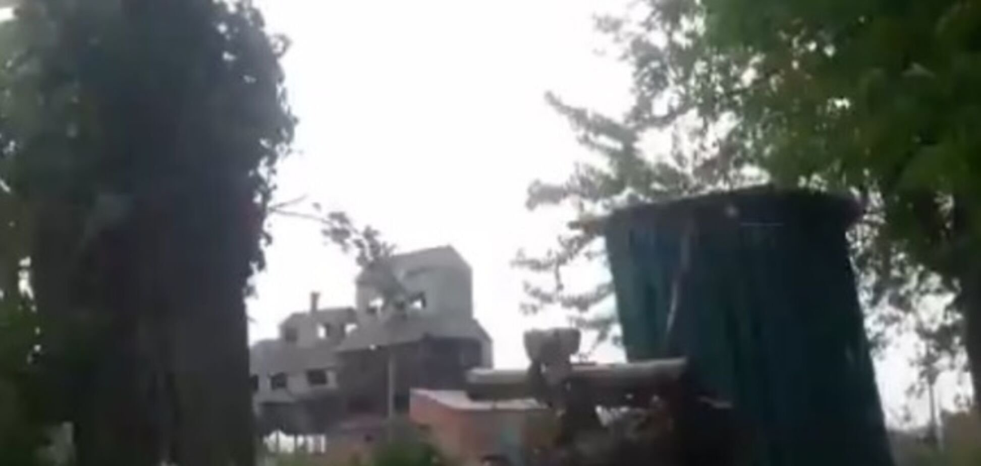 У мережі з'явилося відео обстрілу терористами блокпоста з українськими військовими