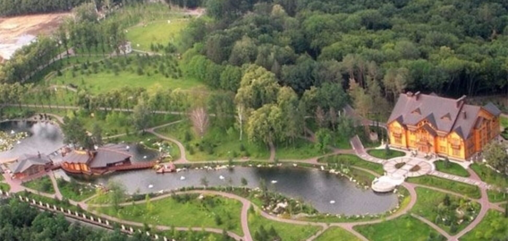 Януковича в Межигорье обслуживал больной персонал. Документ